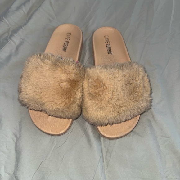 Cape Robbin, tan furry slides, size 8 - Picture 1 of 4